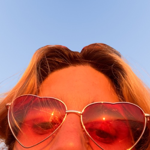 Profile picture of Steph lookin' cute at the park.